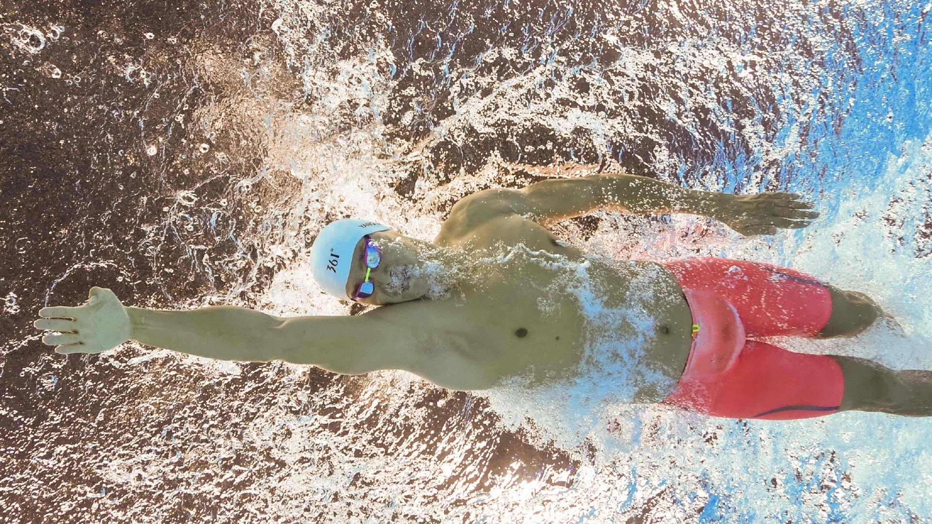 拜仁利用高位控球压制对手进攻,拜仁打法